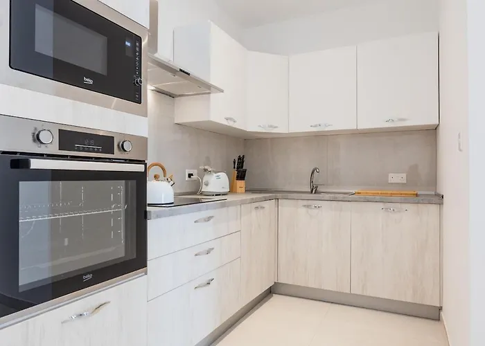 아파트 Stylish Sea-view Penthouse In The Heart Of *