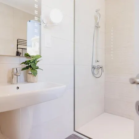 Апартаменты Stylish Sea-view Penthouse In The Heart Of